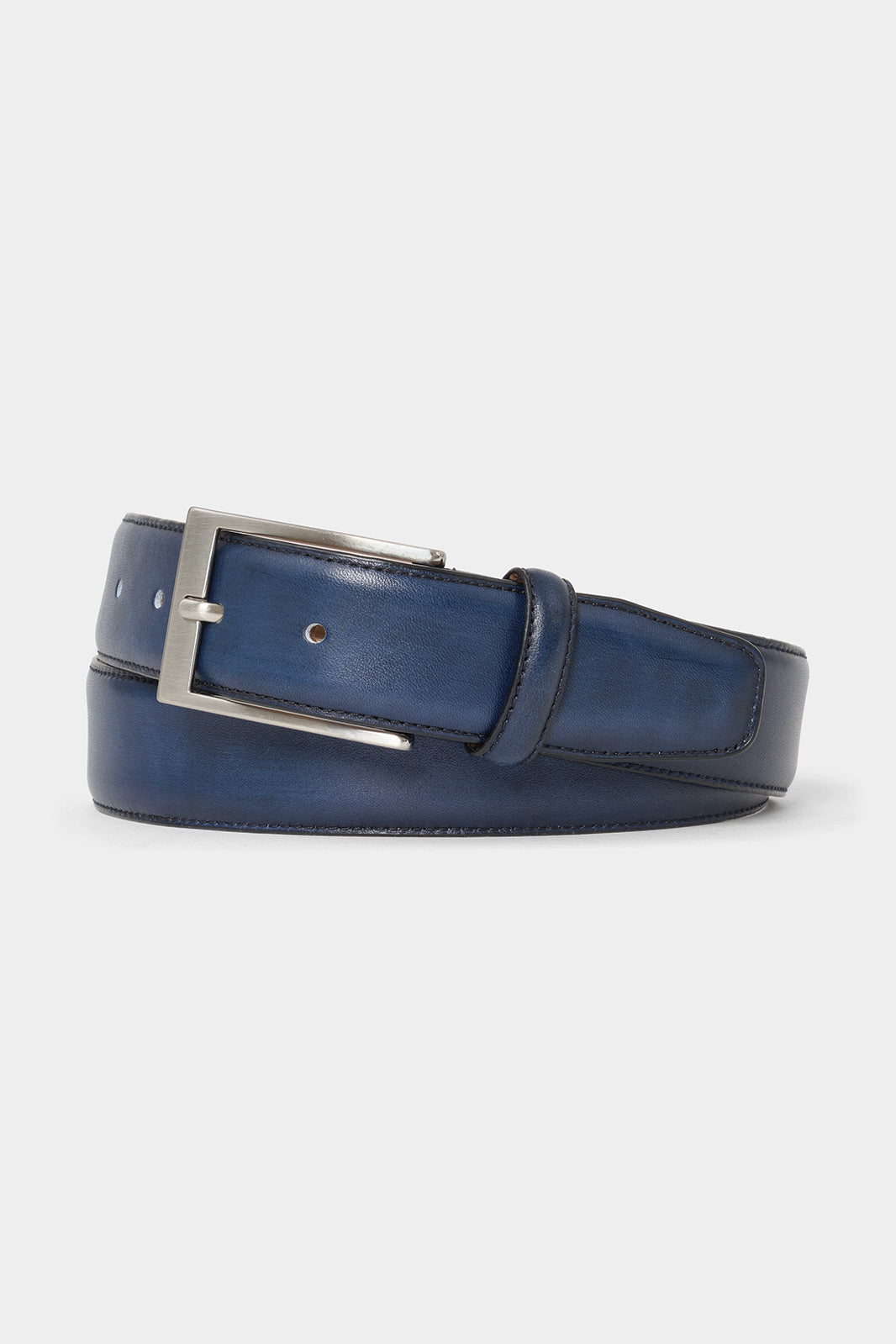 Vue sur fond blanc d'une nouvelle ceinture en cuir patiné bleu ajustable avec boucle en carré en acier.
