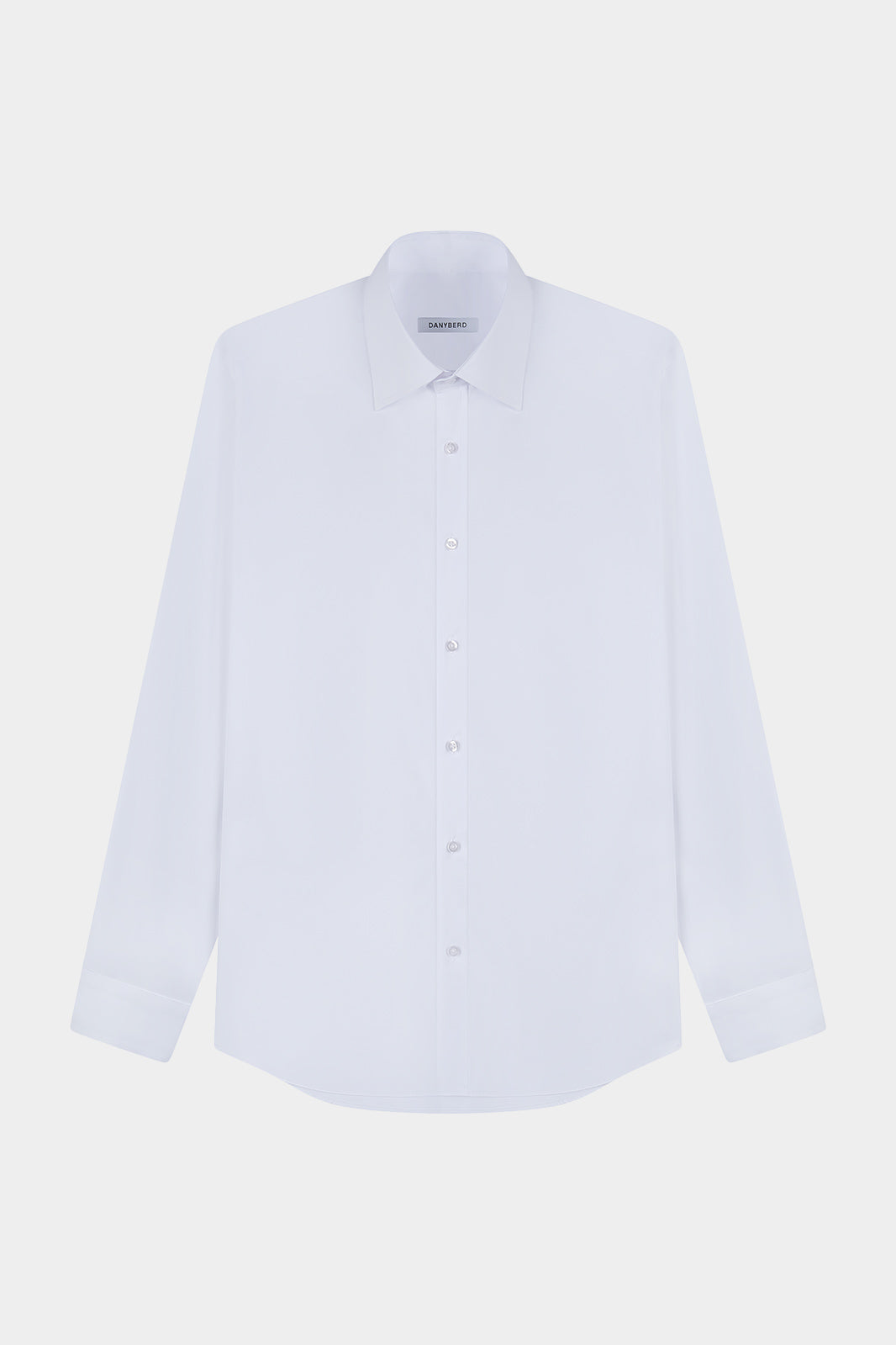 Vue de face d'une chemise blanche à manches longues avec col français et boutons blancs