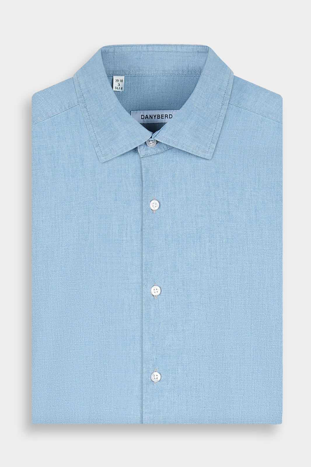 Chemise en jean clair avec col traditionnel et boutons blancs.
