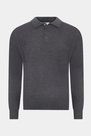 vue sur fond blanc d'un pull col polo gris anthracite avec 3 boutons et au bord cote 