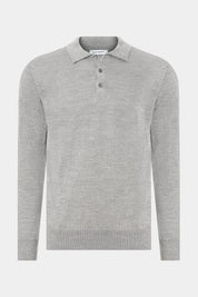 vue sur fond blanc d'un pull col polo gris avec 3 boutons et au bord cote 