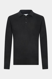 vue sur fond blanc d'un pull col polo noir avec 3 boutons et au bord cote 