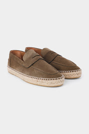 Photo d'espadrille dotées d'une semelle en corde. Leur bout arrondi et leur style original en font un intemporel à porter avec tout. 