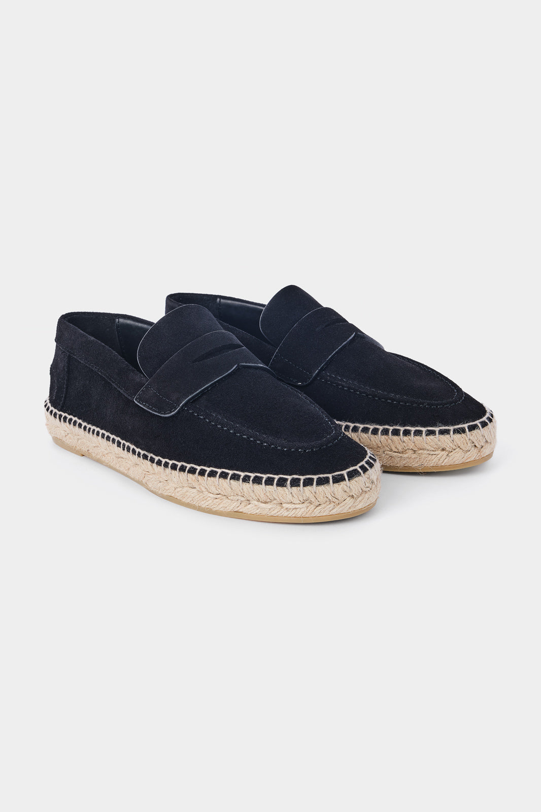 Photo d'espadrille dotées d'une semelle en corde. Leur bout arrondi et leur style original en font un intemporel à porter avec tout. 