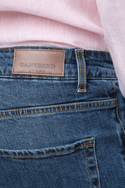 Zoom sur les détails du jean en coton et élasthanne de couleur brut. 