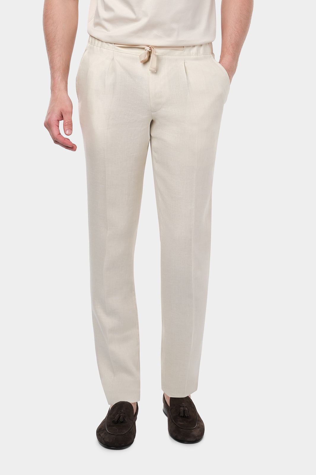 Pantalon jogpant en lin de couleur beige avec cordon de resserrage à la taille.