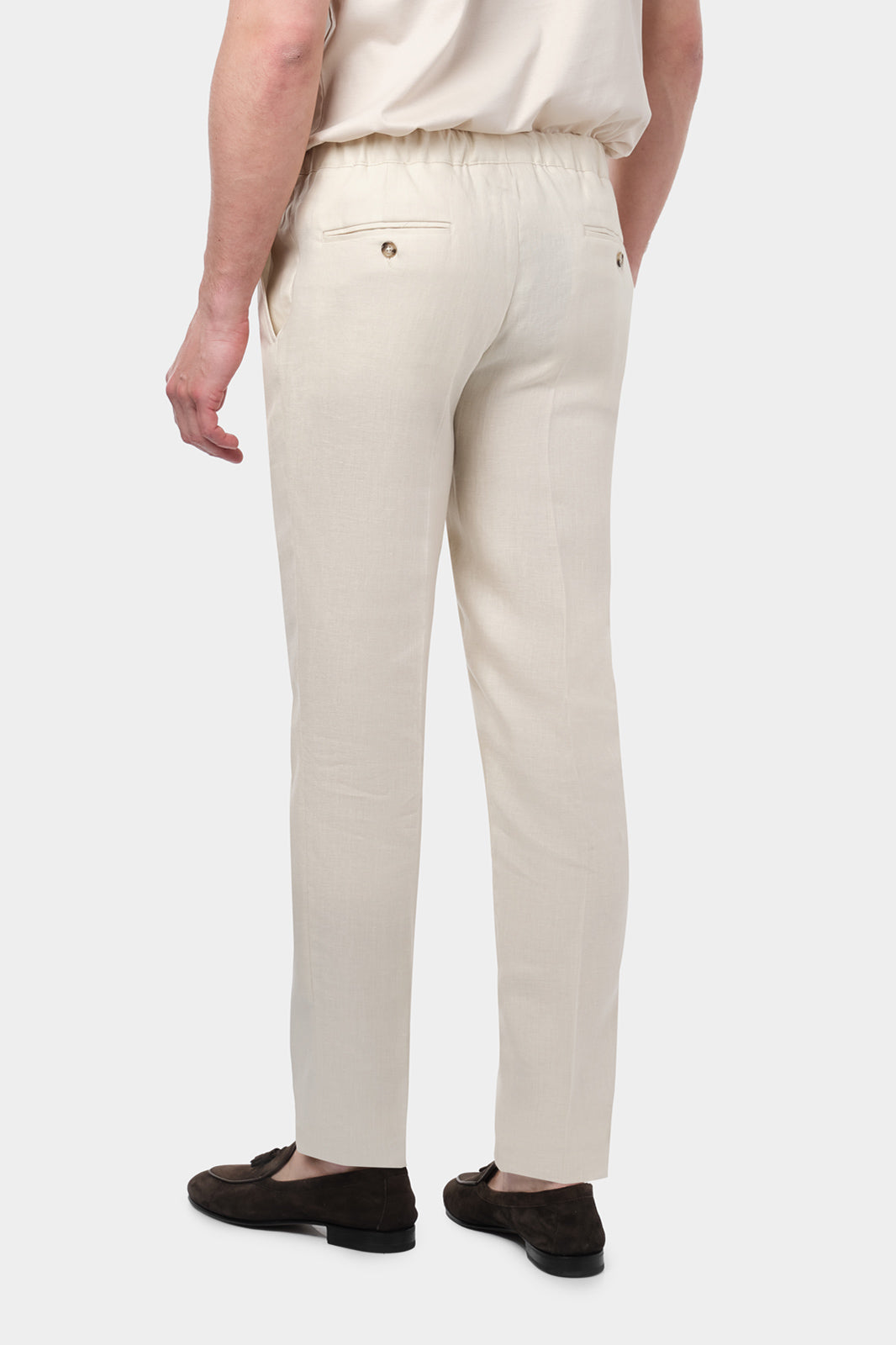 Pantalon jogpant en lin de couleur beige avec cordon de resserrage à la taille.