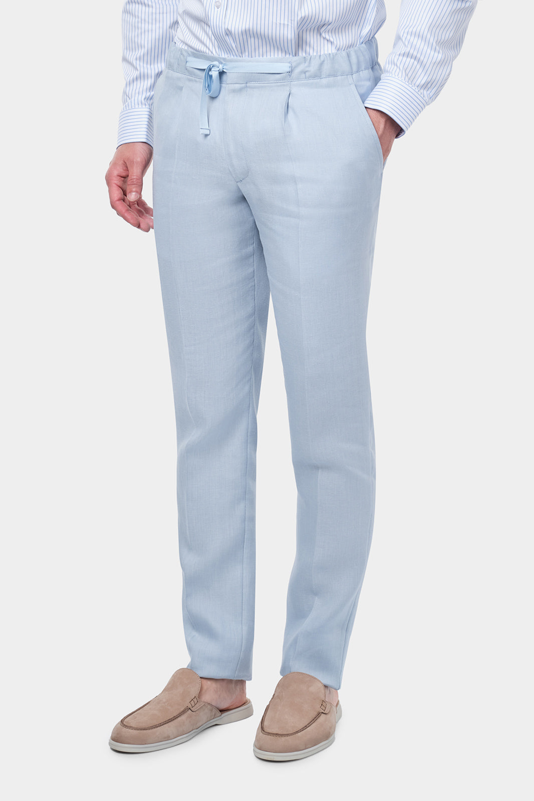 Pantalon jogpant en lin de couleur bleu ciel avec cordon de resserrage à la taille.