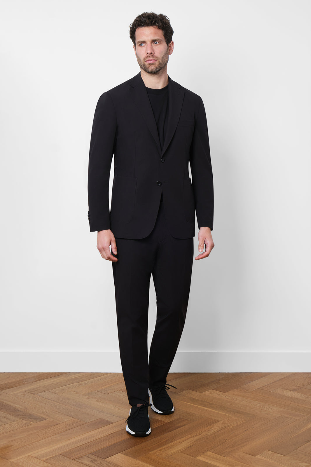Découvrez notre costume coupé cintrée en tissu technique, composé d'une veste à 2 boutons sans épaulette et non doublée avec les poches plaquées sur le devant, et d'un pantalon à coupe traditionnelle